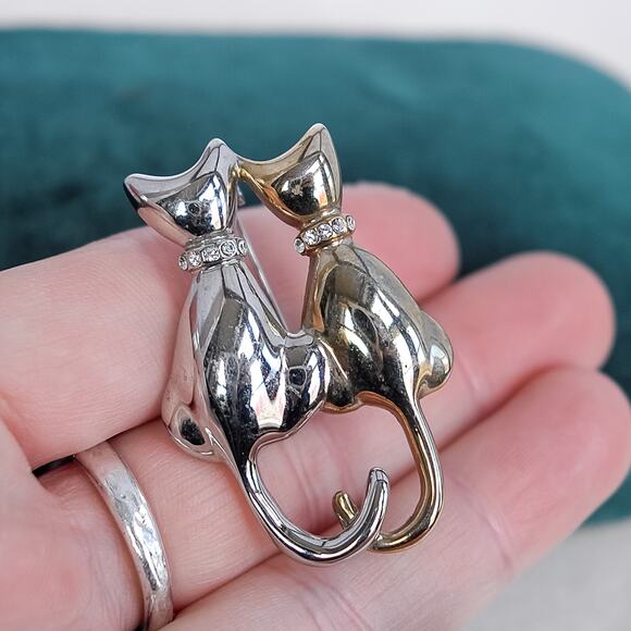 Vintage Two Cats Brooch Rhinestone Collars Holding Tails Love Symbol Gold Silver - Picture 1 of 5